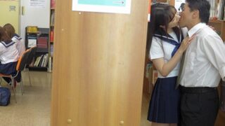 禁断の図書室：JKが中年教師を誘惑しパコ