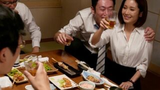 電車の運休で帰宅できず、部下と朝までNTR不倫する人妻
