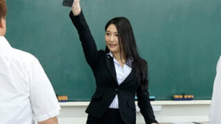 時間停止アプリを手にした若者に囲まれた女教師。