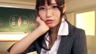 「自ら指で陰部を開き誘惑し、濃厚な性交渉に及ぼうとする痴女教師」