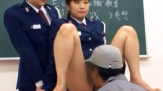 被拘犯每日饮用精液的女看守的挑逗工作