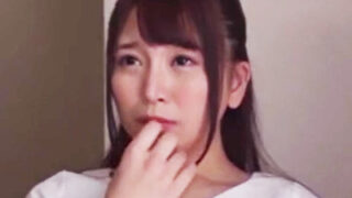 隣人に欲求不満を悟られ、夫の前でイラマされる美人妻