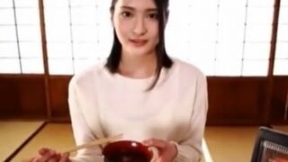 ガッキー風の透明感ある美少女がAVデビュー。
