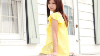 二十歳の感度抜群ボディを露出し、恥じらいながらも初エッチに緊張する。