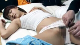 義理の妹が兄に夜這いされ、近親3Pでハメ撮り