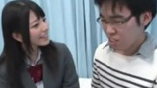 上原亜衣が制服で素人童貞にご奉業し中出しさせる