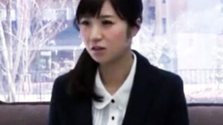 美人OLが早漏男を押し倒し、激しく腰振りで即射させる。