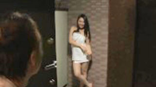 巨乳妻がバスタオルで夫の同僚を誘惑し不倫セックス