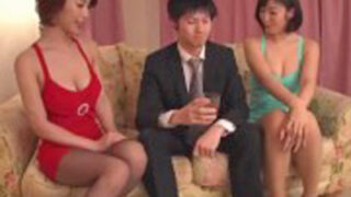 淫らな痴女が絡みつく逆3Pハーレムセックス