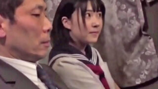 隣のサラリーマンをいたずらし車内でセックス