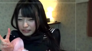 母の前で処女を奪われ、中出しされる少女