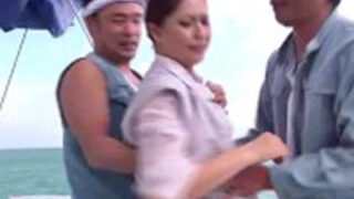 父の遺志を継ぎ海へ出た女性が、荒々しい漁師たちに捕らえられる。