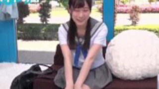 女子校生が突然現れ、デカチンを捕まえて生挿入