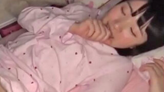 兄がパイパンロリ娘に夜這いし、中出しする。