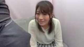 ロケ車に乗った素人娘がナンパされ、興味津々で着衣ハメ撮りされる。
