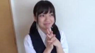 つるぺた制服美少女が初めてのチンコ洗いに挑戦！