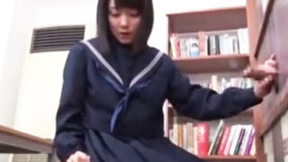 興味津津な美少女JKがフェラだけでは足りず、パンツをずらす。