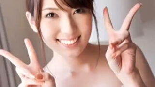 欲求不満の人妻が隣の青年を廊下で襲い、騎乗位で精液を搾り取る。
