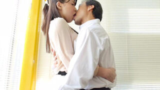 完全着衣のセックスを行うアナウンサー風女性