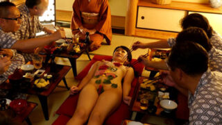 孤立した山奥の旅館で調教を受ける少女