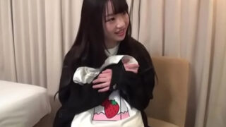 細身の女性が男性に跨り腰を振る淫乱な騎乗位セックス