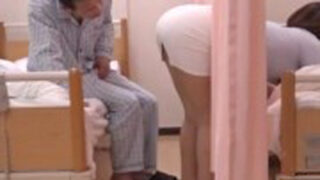 隣の患者の彼女がお尻を突き出し、中にドクドクと感じる情景。