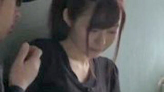 恐怖で声が出せない女性が映画館で痴漢に襲われる。