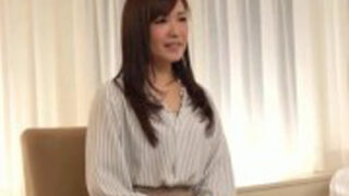 緊張した美女が、セックスで劇的に変貌する