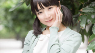 感じて叫びながら大量の潮をまき散らすロリ美少女が悶える情景。
