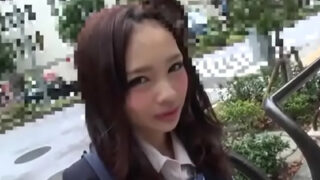 制服JKが老人たちに囲まれ輪姦される。