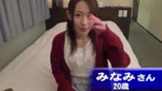 ナンパした素人娘をインタビューした後、挿入し、同時にファックしている