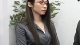 中出し便器の美人メガネ秘書が、呼び出されたらいつでもご奉仕する。