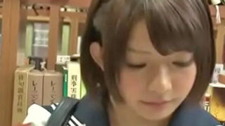 図書館で制服の可愛い娘が声を押さえ快感に溺れる