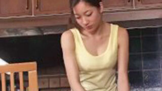 人妻がテーブルに縛られ、レイプされる。