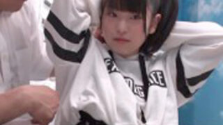 脱いだ巨乳女子をバックで羽交い絞めにしてイカせる
