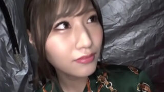 可愛い女子大生がチンポを美味しく舐め、濃厚なセックスを楽しむ。