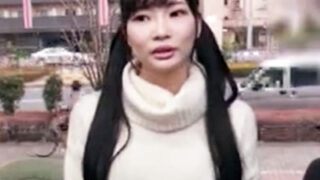 現金と男優に囲まれたカップルの彼女、即座に浮気。