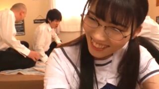 眼鏡JKが男子に固定され大量顔射