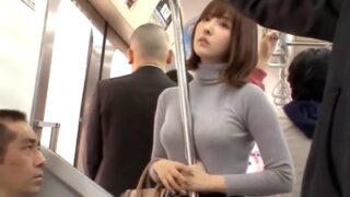 無意識に男性を誘惑し、手すりで性欲を刺激して痴漢レイプする痴女。