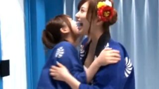 ハッピを身にまとったテンション高のギャル2人による乱交祭り