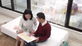 熟女が若い男性に熱中し、旦那を置き去りにする。