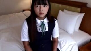 小柄なロリ少女に制服を着せた背徳感のあるJKコスプレ