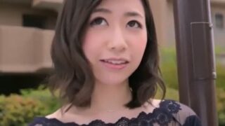 30歳の現役OLがAVデビュー、顔出し覚悟で卑猥な喘ぎ声と絶頂イキを披露