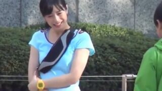 押し負けたランニング女子が自慢の筋肉を披露し、汗だくのセクササイズを実施。