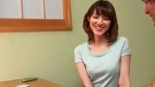 充実した人妻が浮気相手の全要求を受け入れ、家庭内で不倫