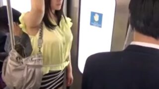 痴女が電車で性器を品定めし、逆痴漢で男性を誘導し、公衆トイレで性行為を開始する