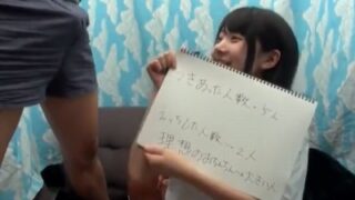 美少女が突然のチンポに驚き、中出しされる場面