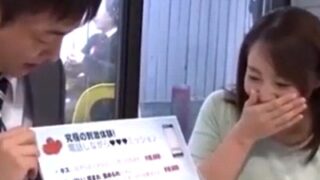 遠くの男性と中出しされたまま、夫への不満を語る妻