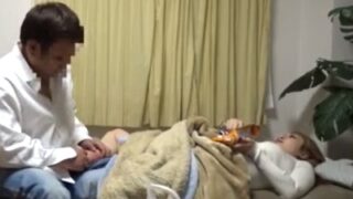 ゲスオジサンが金銭目的でギャルを連れ込み、撮影した動画に、金銭が絡むにもかかわらず感度が高く喘ぐギャルの姿を映し出す。