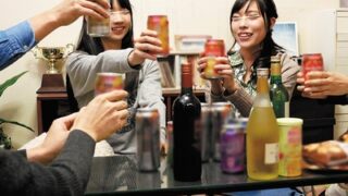 酔っ払ったバイト仲間が宅飲み後、中出し乱交に発展